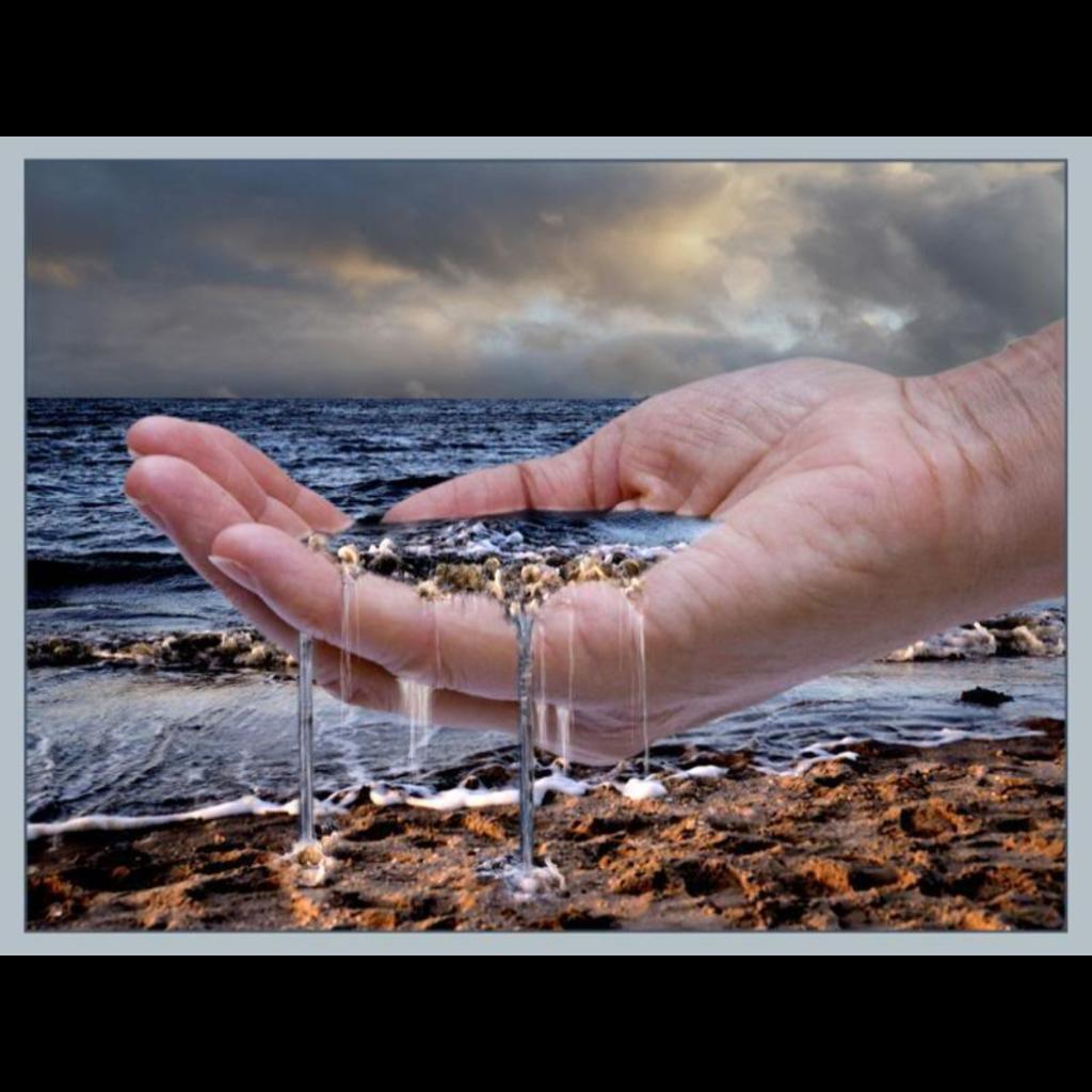 Сквозь воду времен. Вода утекает сквозь пальцы. Жизнь утекает сквозь пальцы. Река жизни. Жизнь течет.
