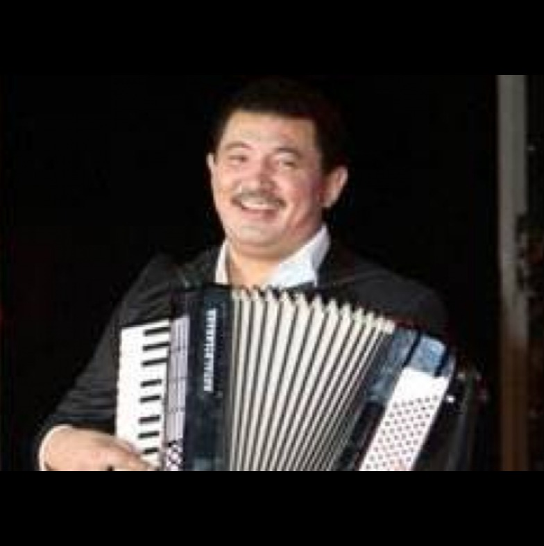 Мен сага жагамбы. Бек борбиев фото. Бек борбиев эркинай текст. Эркинай бек борбиев. Бек борбиев айпери.